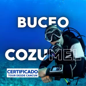un buceador con equipo completo explora las aguas azules de Cozumel